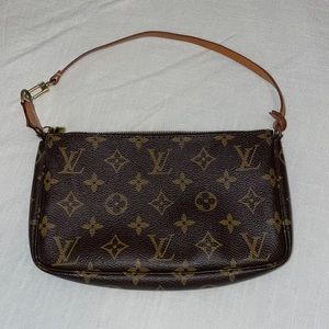 Small Louis Vuitton Pouchette great condition!!! TODAY ONLY 700$ no lower offers